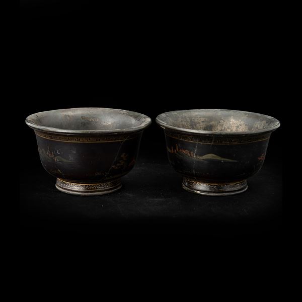 Coppia di coppette in bronzo a soggetto paesaggistico con decori a motivi geometrici dorati, Giappone, periodo Meiji (1868-1912)