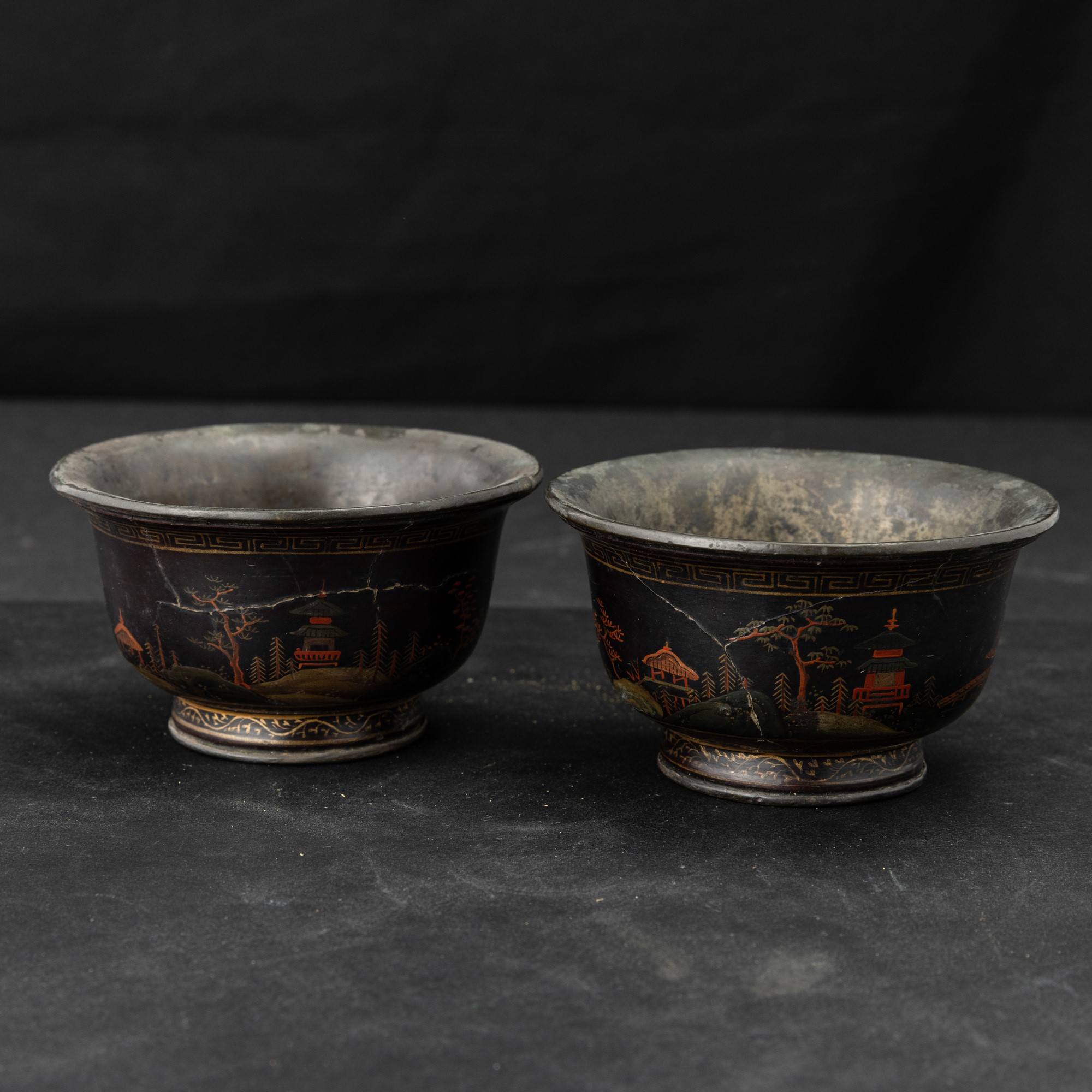 Coppette in bronzo, soggetto paesaggistico, Giappone, periodo Meiji (1868-1912), decorazioni geom...