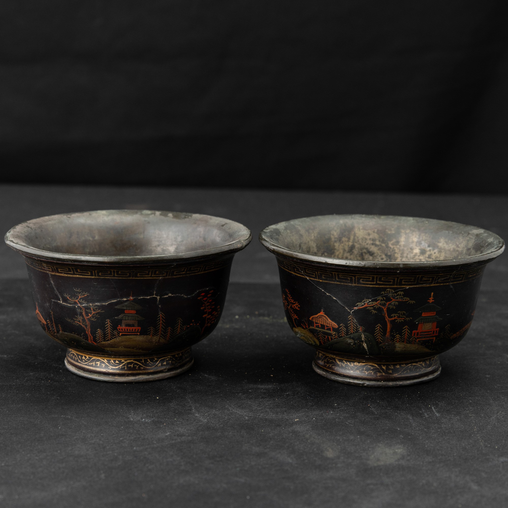 Coppette in bronzo, soggetto paesaggistico, Giappone, periodo Meiji (1868-1912), decorazioni geom...