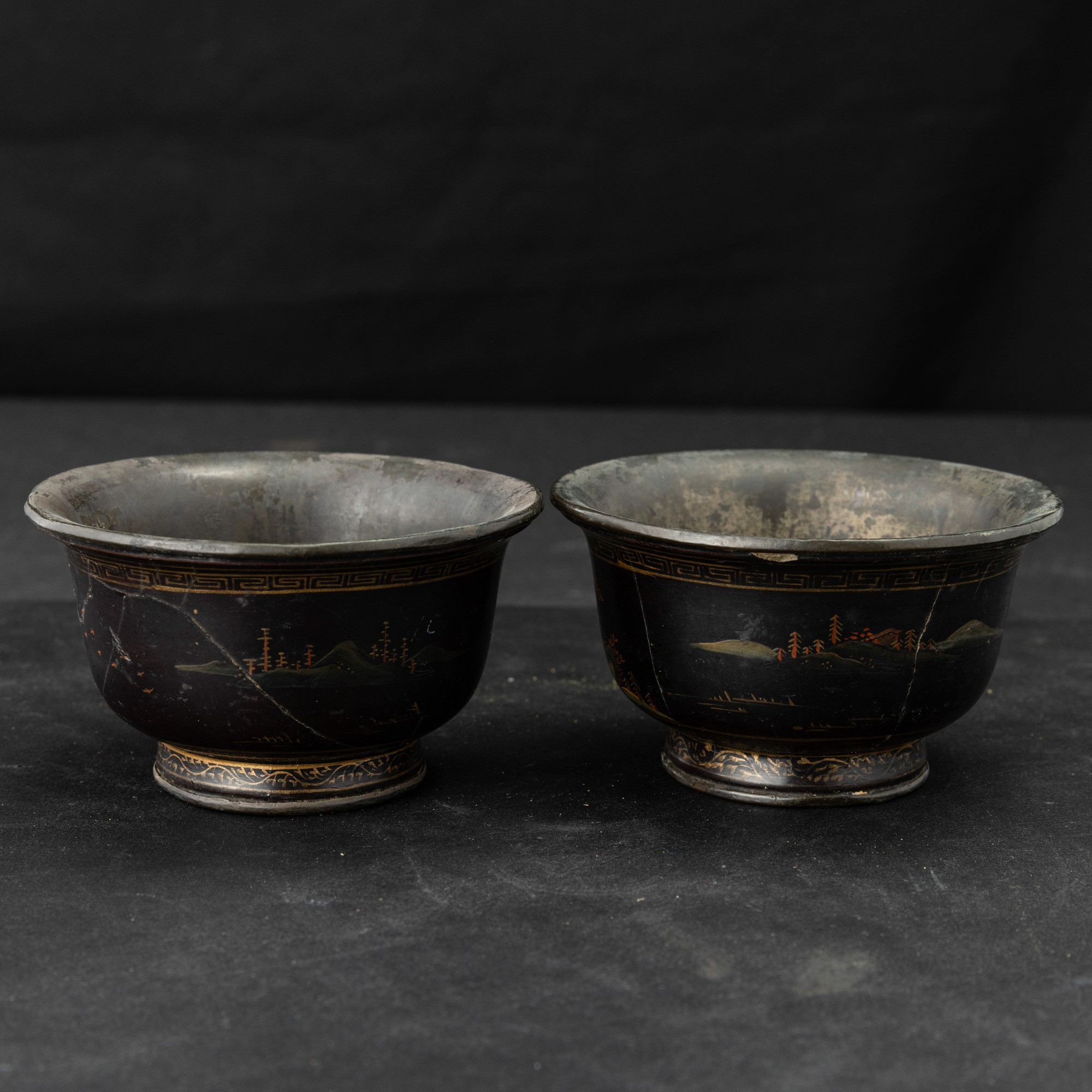 Coppette in bronzo, soggetto paesaggistico, Giappone, periodo Meiji (1868-1912), decorazioni geom...