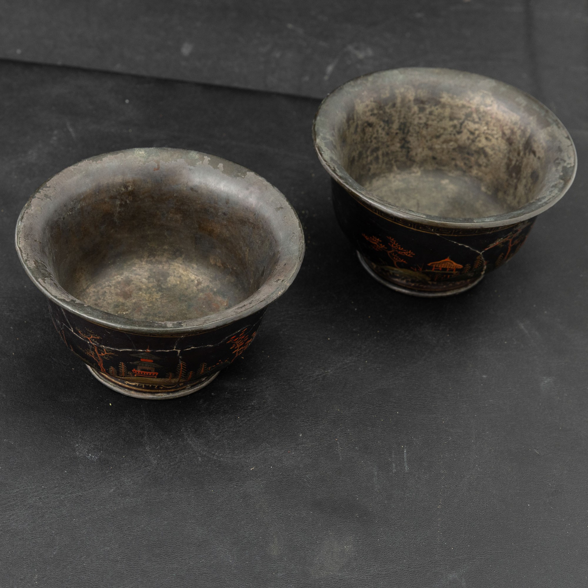 Coppette in bronzo, soggetto paesaggistico, Giappone, periodo Meiji (1868-1912), decorazioni geom...
