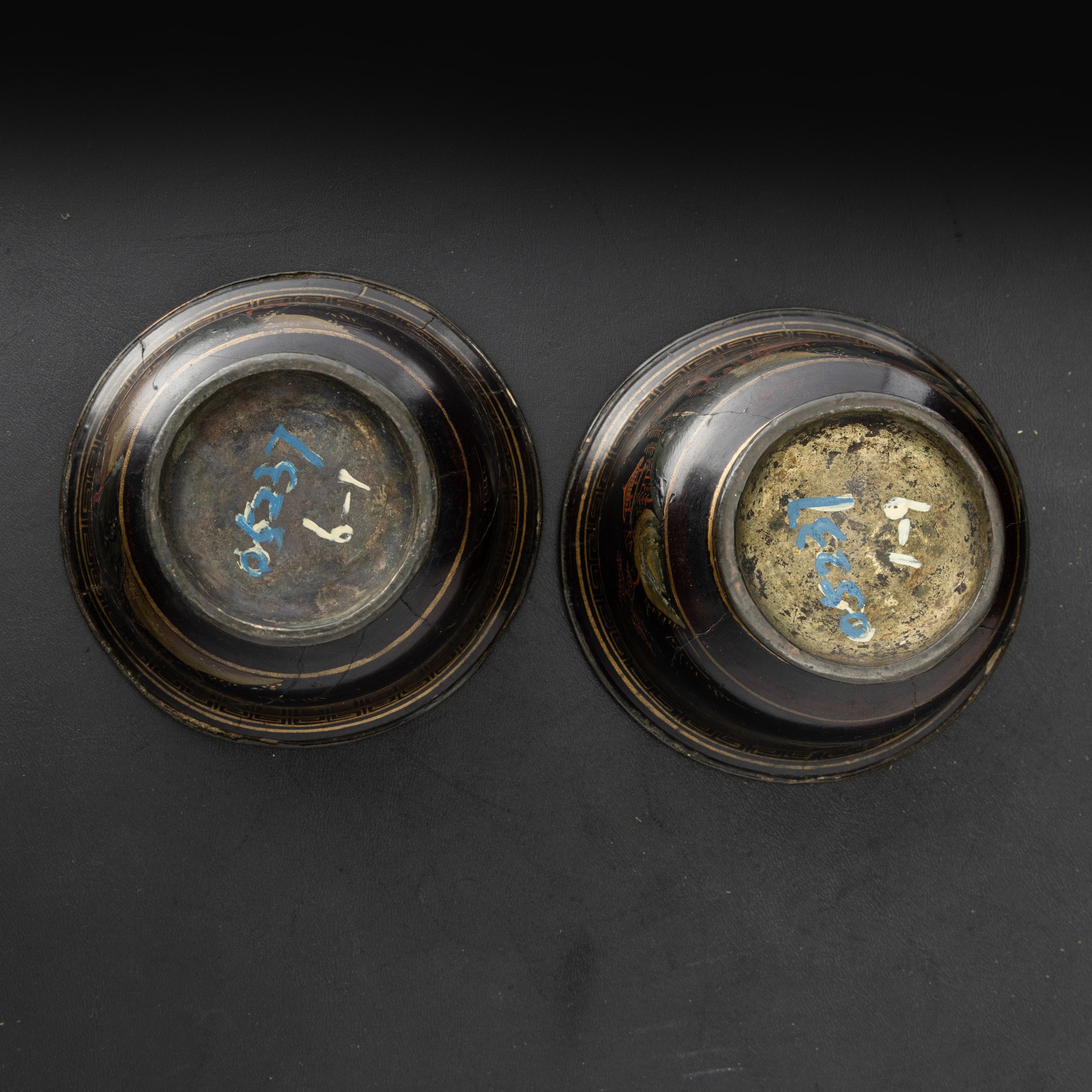 Coppette in bronzo, soggetto paesaggistico, Giappone, periodo Meiji (1868-1912), decorazioni geom...