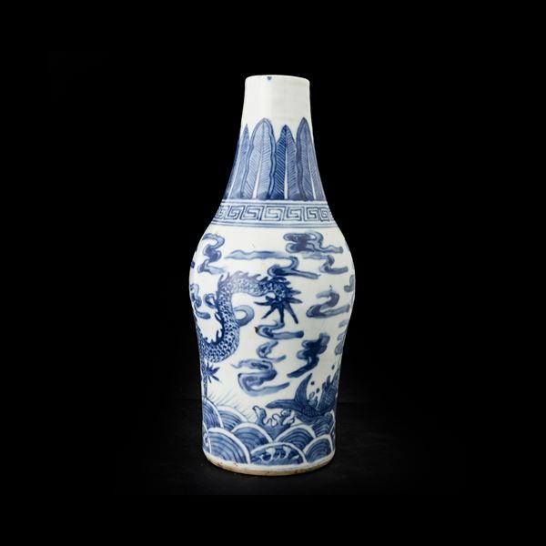 Vaso in porcellana bianca e blu raffigurante drago volando sopra il mare, decori geometrici, Cina, Dinastia Qing, XX secolo