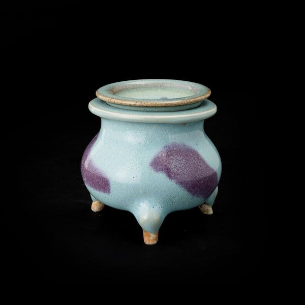 Incensiere tripode in porcellana stile "Jun" nei toni dell'azzurro e viola, Cina, Dinastia Qing, XIX secolo