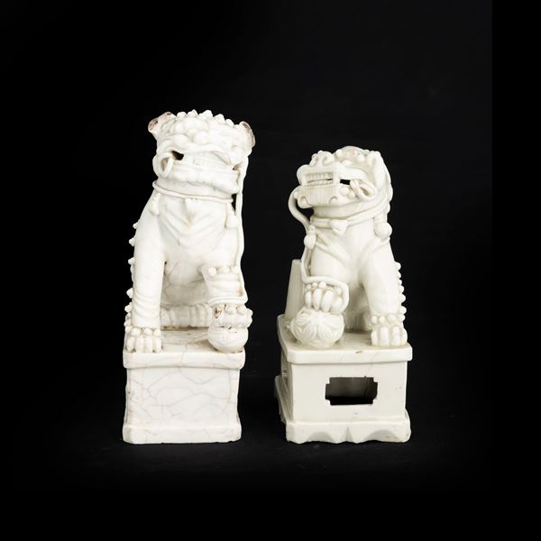 Lotto composto di due Cani di Pho in porcellana Blanc de Chine, Cina, Dinastia Qing, XVIII secolo