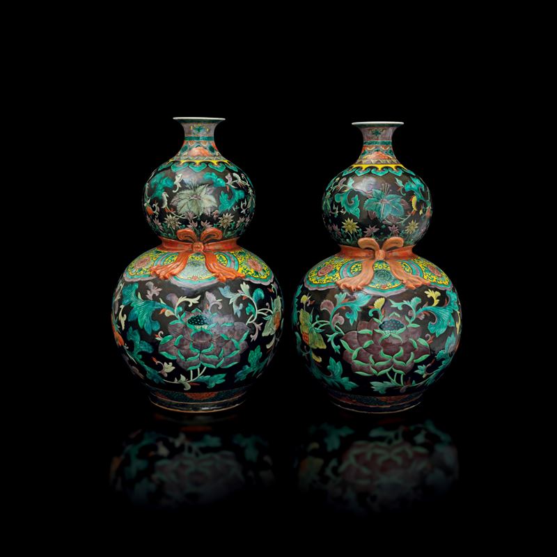 Coppia di vasi a doppia zucca in porcellana Famiglia Nera a soggetto naturalistico con decori a motivi vegetali e nastro arancione, Cina, Dinastia Qing, XIX secolo  - Asta Fine Asian Works of Art - Cambi Casa d'Aste