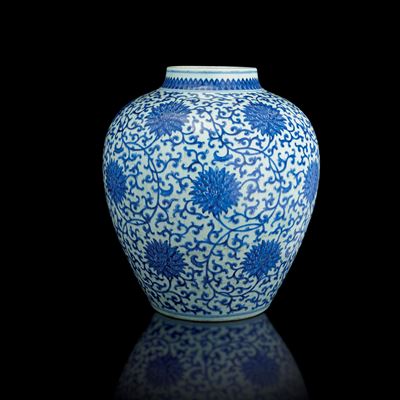 Vaso in Porcellana Bianca e Blu a Soggetto Naturalistico Raffigurante Fiori e Foglie di Loto, Cin...