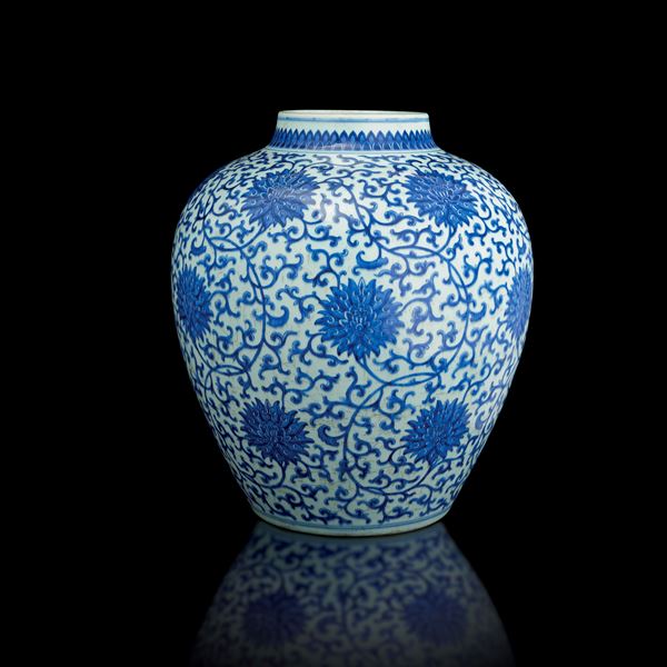 Vaso in porcellana bianca e blu a soggetto naturalistico raffigurante  fiori e foglie di loto, Cina, Dinastia Qing, epoca Guangxu (1875-1908)