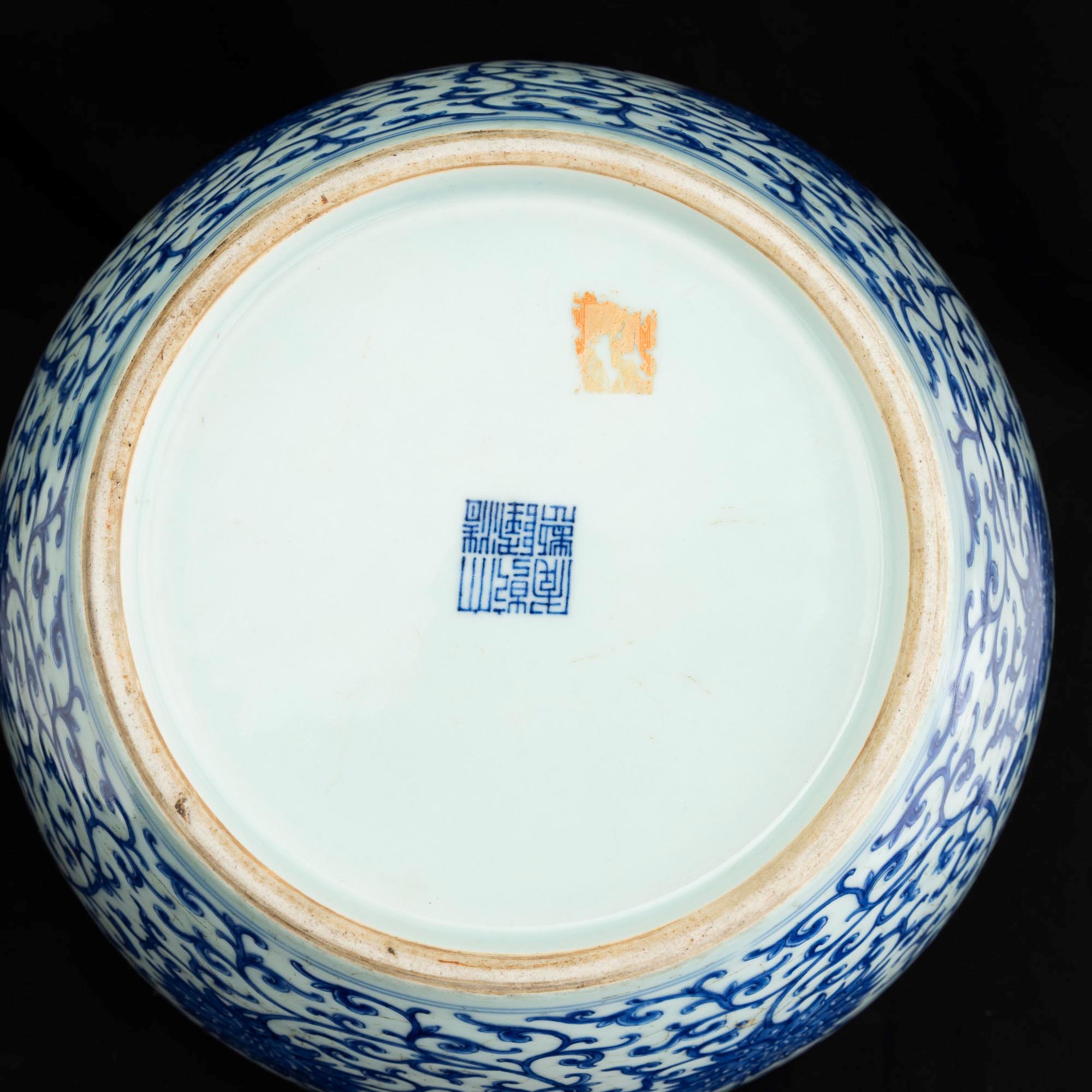 Vaso in Porcellana Bianca e Blu a Soggetto Naturalistico Raffigurante Fiori e Foglie di Loto, Cin...
