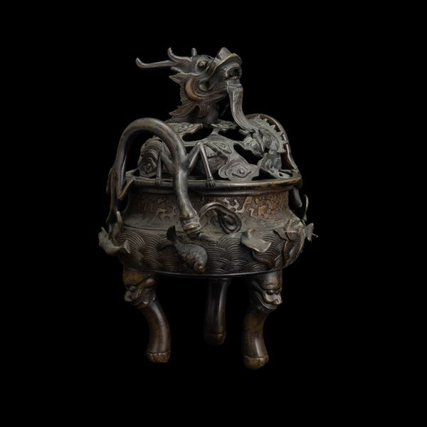 Incensiere tripode in bronzo con decori a motivi floreali, anse a foggia di draghi e presa del coperchio traforata a foggia di testa di drago, Cina, Dinastia Qing, XIX secolo