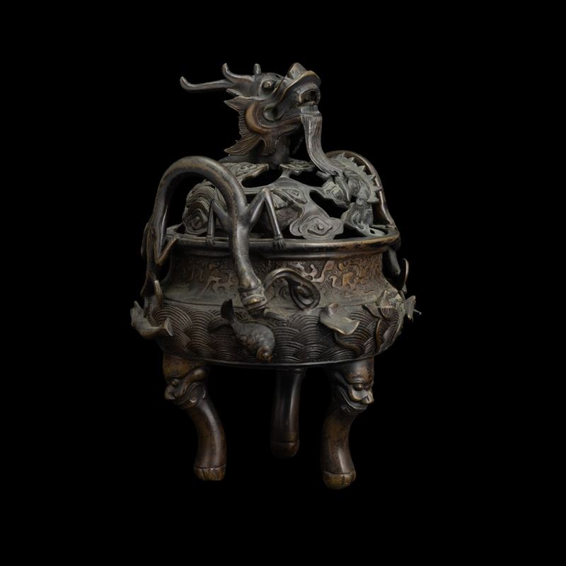 Incensiere tripode in bronzo con decori a motivi floreali, anse a foggia di draghi e presa del coperchio traforata a foggia di testa di drago, Cina, Dinastia Qing, XIX secolo  - Auction Fine Asian Works of Art - Cambi Casa d'Aste
