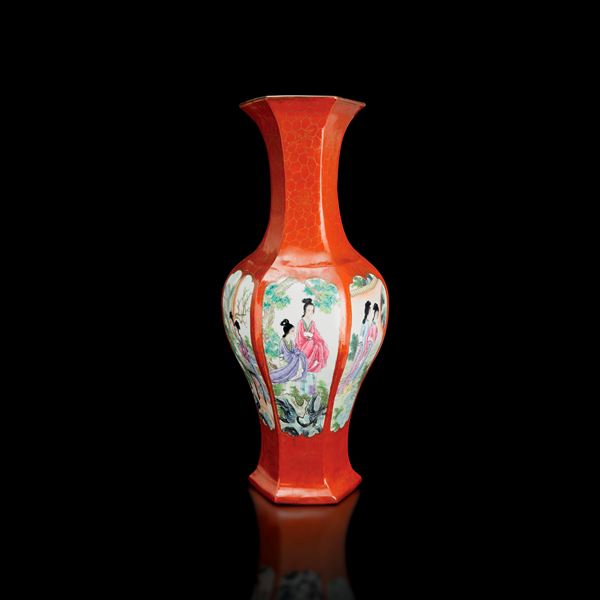 Vaso a pianta esagonale in porcellana a fondo arancione raffigurante scene di fanciulle entro riserve, Cina, XX secolo