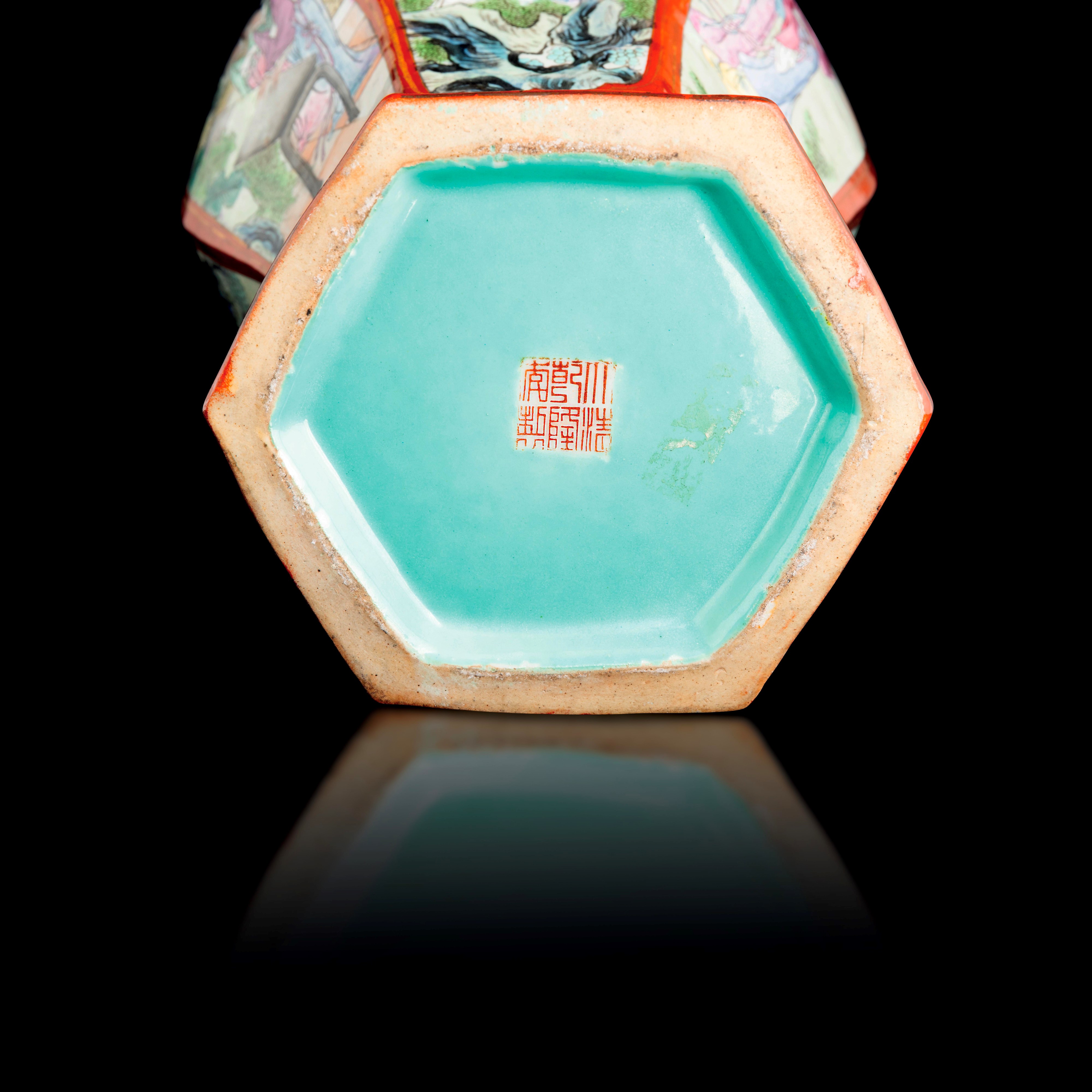 Vaso a Pianta Esagonale in Porcellana a Fondo Arancione Raffigurante Scene di Fanciulle Entro Ris...
