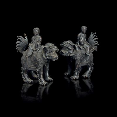 Coppia di Incensieri in Bronzo Raffiguranti Figure Stanti su Cani di Pho, Cina, Dinastia Ming, XV...