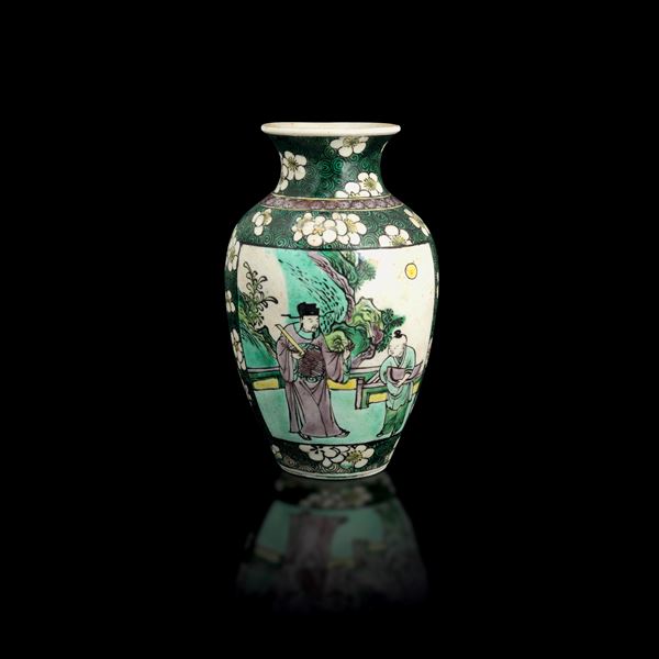 Vaso in porcellana Famiglia Nera raffigurante scena di corte entro riserva con decori a motivi floreali, Cina, Dinastia Qing, XIX secolo