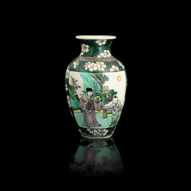Vaso in porcellana Famiglia Nera raffigurante scena di corte entro riserva con decori a motivi floreali, Cina, Dinastia Qing, XIX secolo  - Auction Fine Asian Works of Art - Cambi Casa d'Aste