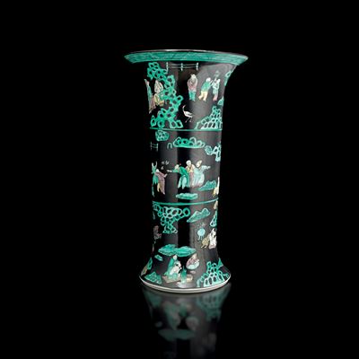 Vaso a Tromba in Porcellana Famiglia Nera Raffigurante Scene di Vita Comune, Cina, XX Secolo