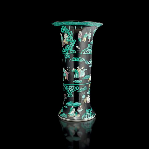Vaso a tromba in porcellana Famiglia Nera raffigurante scene di vita comune, Cina, XX secolo
