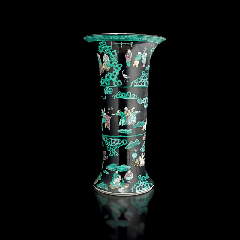 Vaso a tromba in porcellana Famiglia Nera raffigurante scene di vita comune, Cina, XX secolo  - Asta Fine Asian Works of Art - Cambi Casa d'Aste