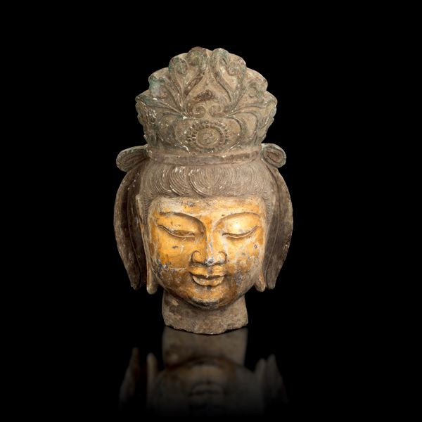 Testa di Guanyin scolpita in pietra con tracce di doratura, Cina, Dinastia Qing, XIX secolo