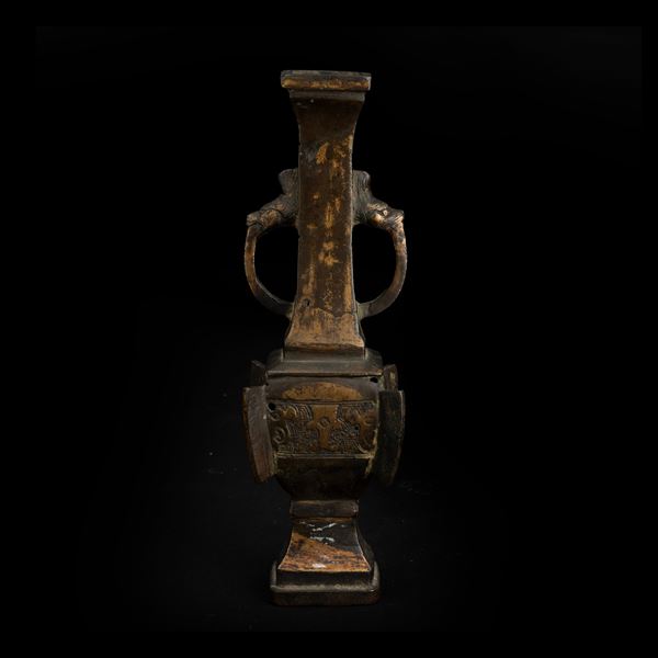 Vaso in bronzo a doppia ansa con decori a motivi geometrici, Cina, Dinastia Qing, XIX secolo