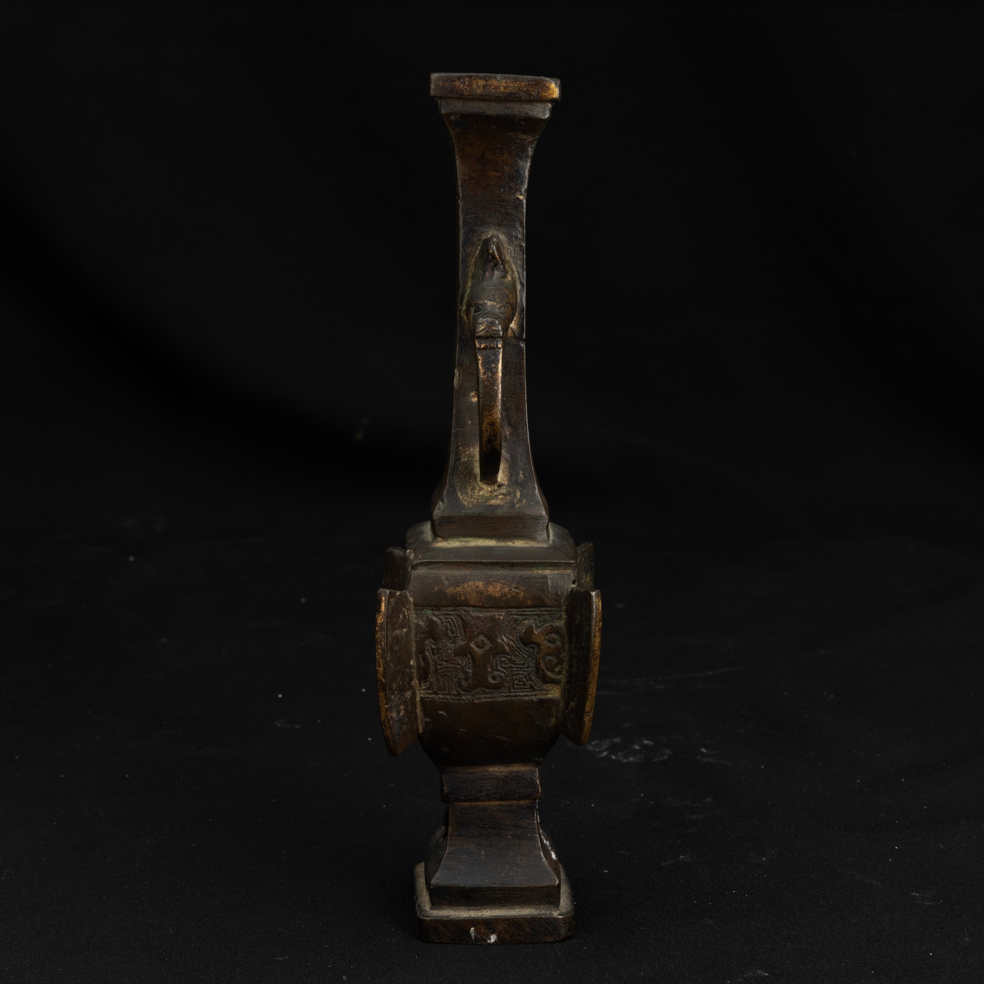 Cina, Vaso in bronzo a doppia ansa con decori geometrici, Dinastia Qing, XIX secolo