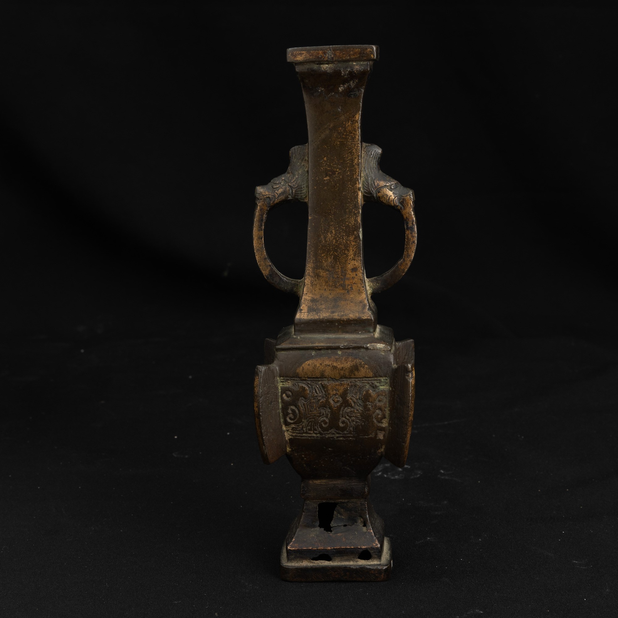 Cina, Vaso in bronzo a doppia ansa con decori geometrici, Dinastia Qing, XIX secolo