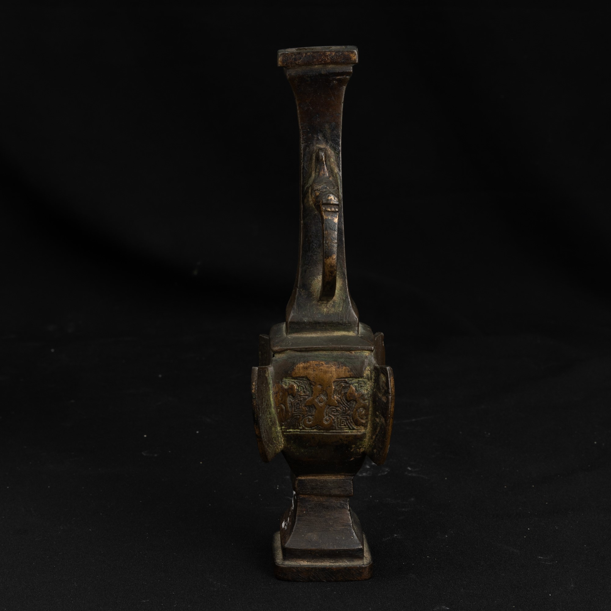 Cina, Vaso in bronzo a doppia ansa con decori geometrici, Dinastia Qing, XIX secolo