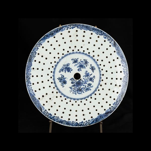 Piatto in porcellana bianca e blu traforata con decori a motivi floreali, Cina, Dinastia Qing, epoca Qianlong (1736-1796)