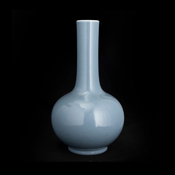 Vaso in porcellana a fondo Claire de Lune, Cina, Dinastia Qing, XX secolo