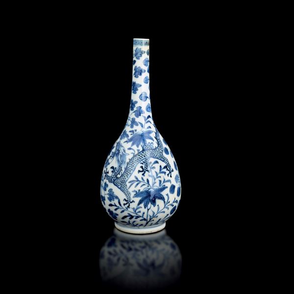Vaso in porcellana bianca e blu raffigurante drago con decori a motivi floreali, Cina, Dinastia Qing, epoca Guangxu (1875-1908)