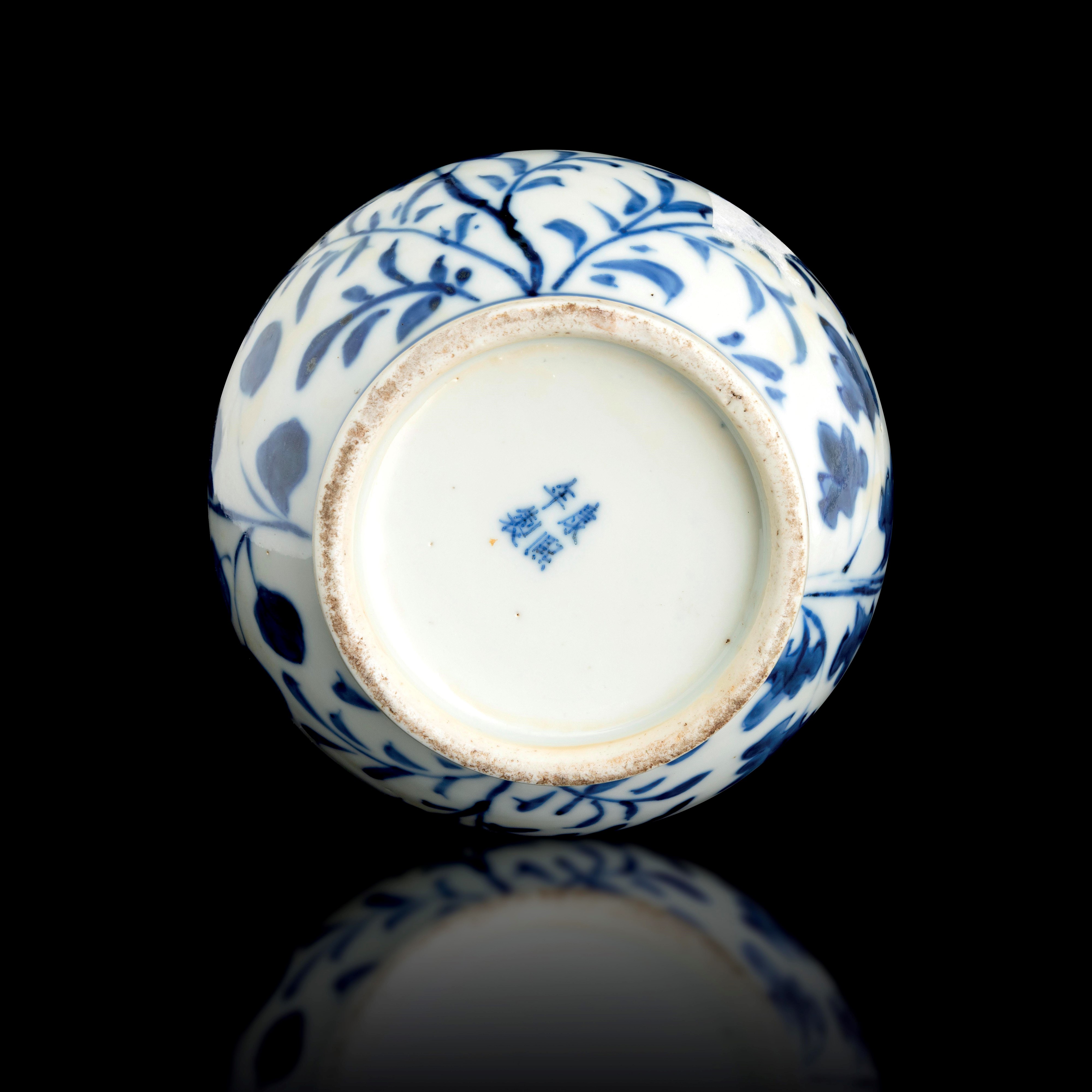 Vaso in Porcellana Bianca e Blu Raffigurante Drago con Decori a Motivi Floreali, Cina, Dinastia Q...