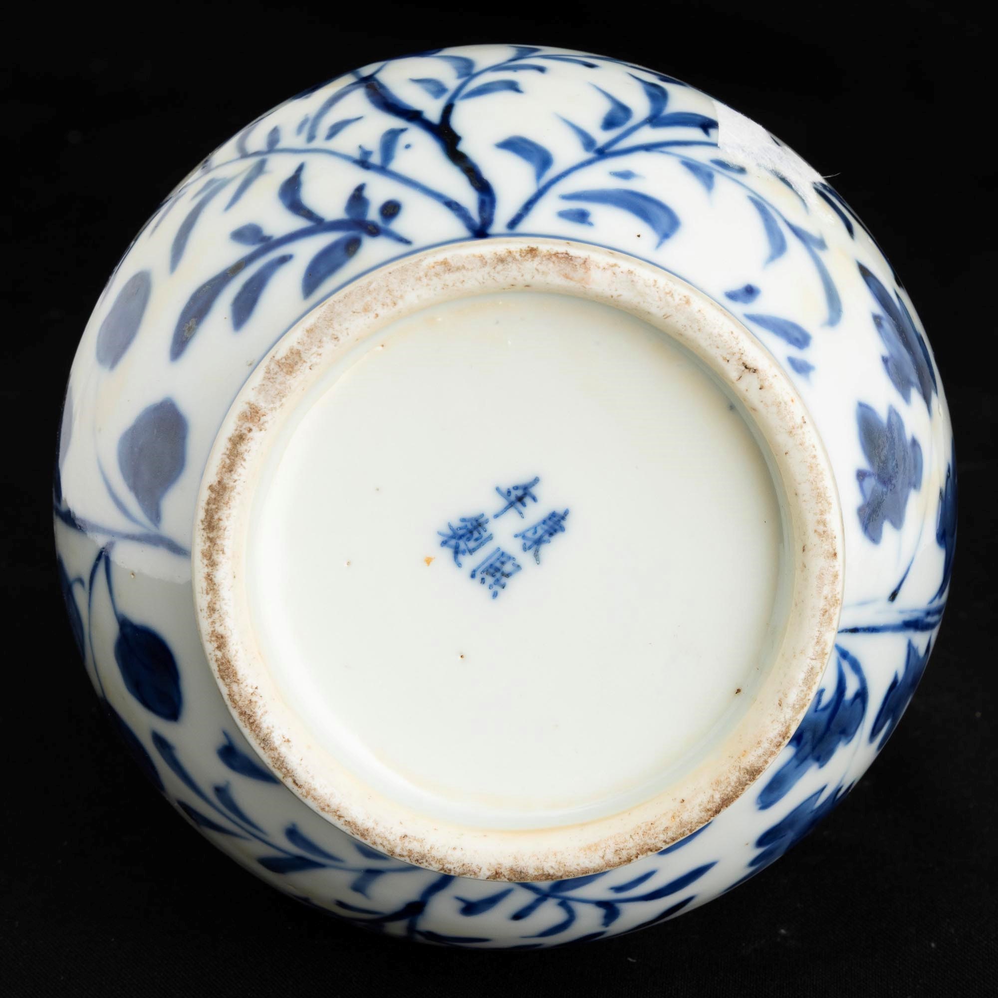 Vaso in Porcellana Bianca e Blu Raffigurante Drago con Decori a Motivi Floreali, Cina, Dinastia Q...