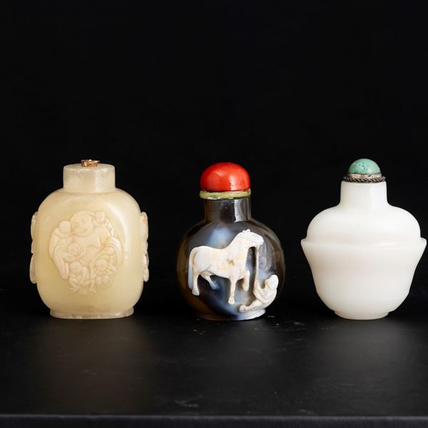 Lotto composto da tre Snuff bottle in pietre dure e giada, Cina, Dinastia Qing, XIX secolo