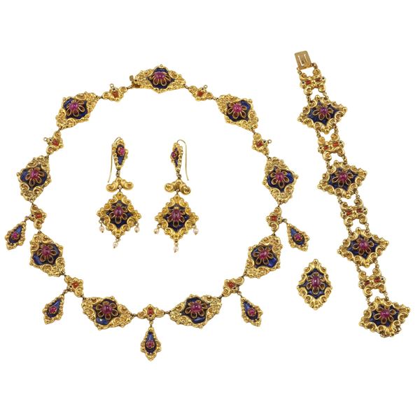 Parure composta da collana, bracciale, anello e orecchini con perline, rubini taglio cabochon e smalto blu