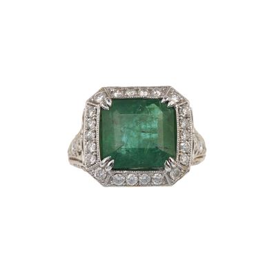 Anello con smeraldo Zambia di circa 6.09 ct e diamanti, montatura in oro bianco 750