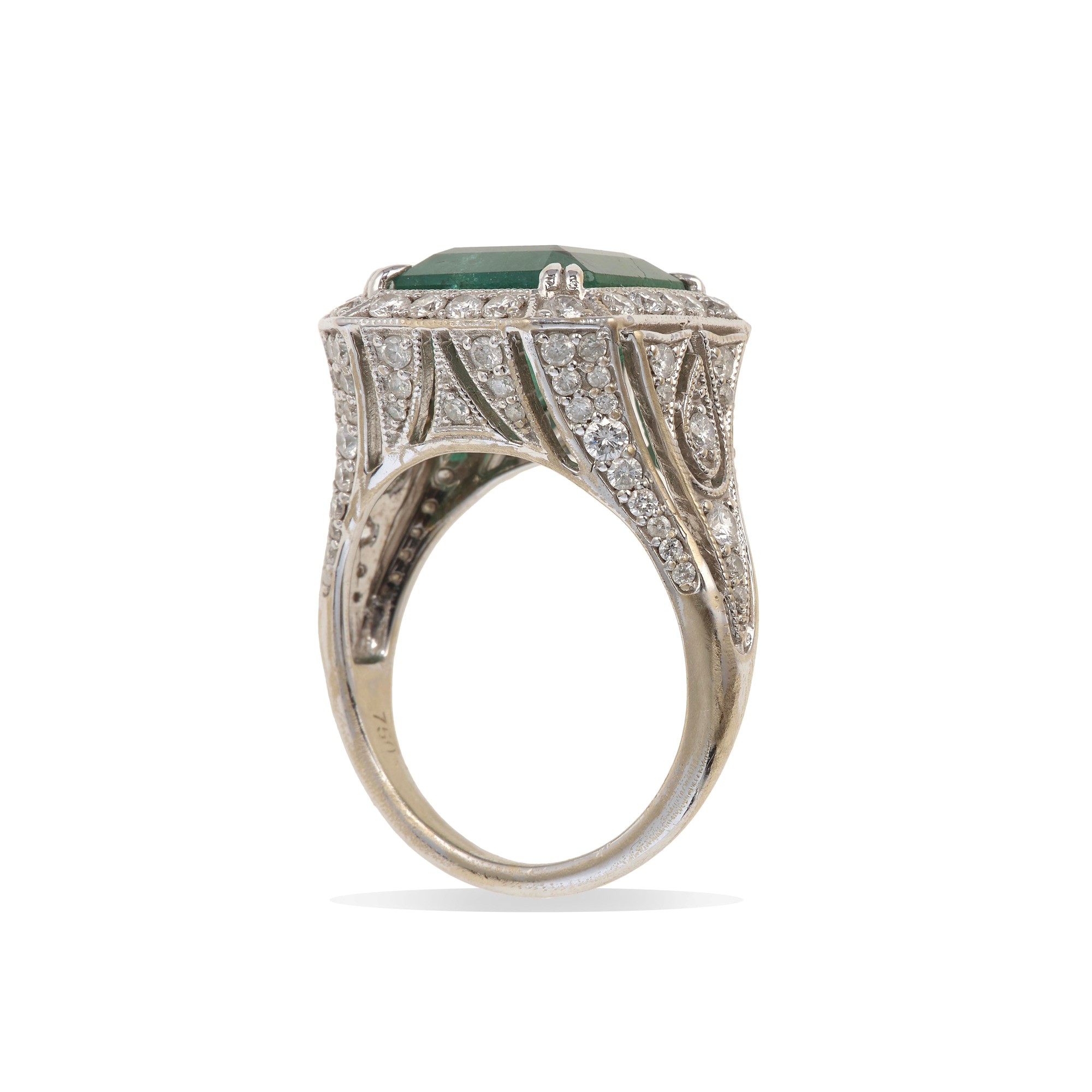 Anello con smeraldo Zambia di circa 6.09 ct e diamanti, montatura in oro bianco 750