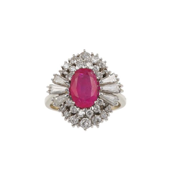 Anello con rubino Burma e diamanti a contorno