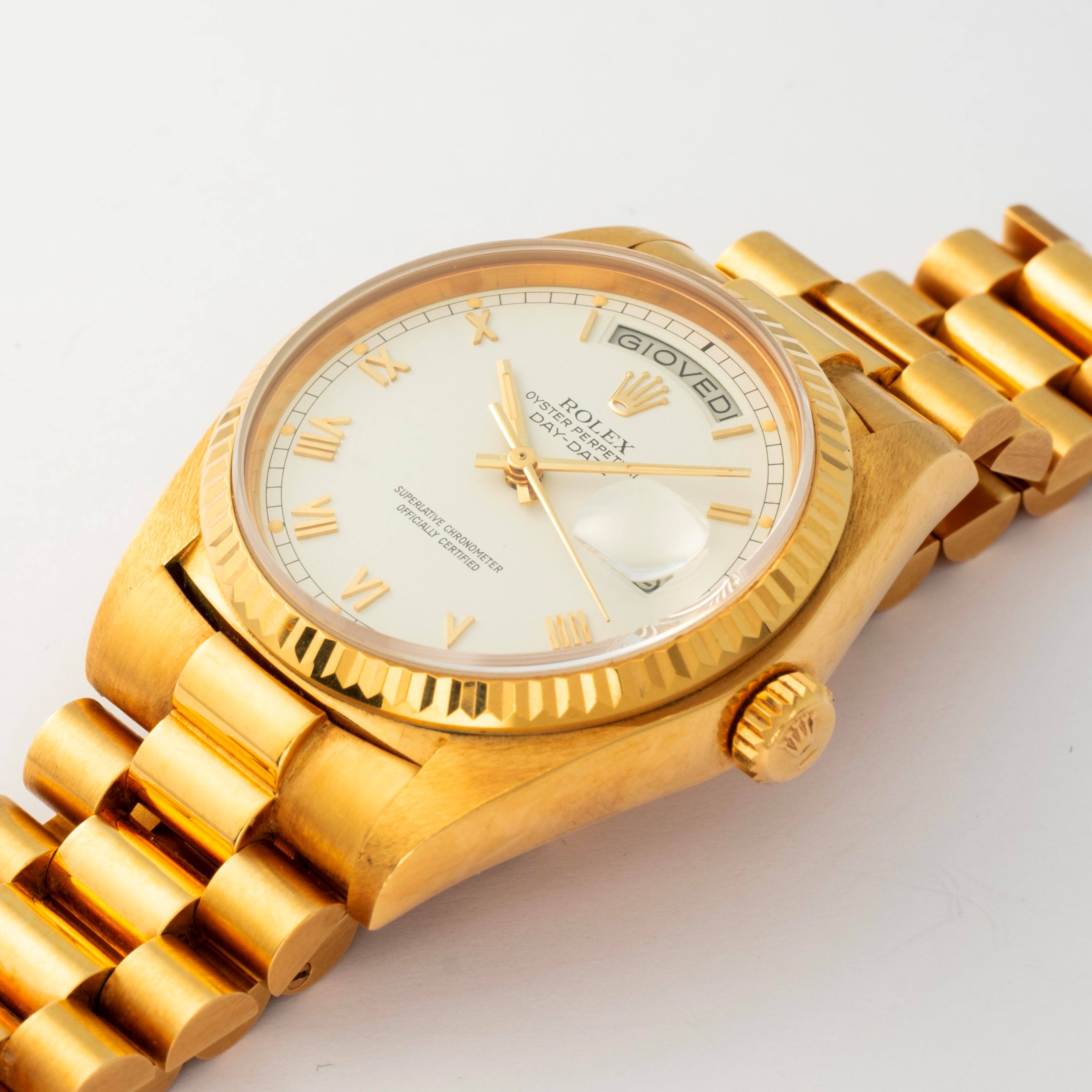 Rolex, Day-Date 18038, orologio automatico in oro giallo 18k con quadrante bianco e numeri romani...