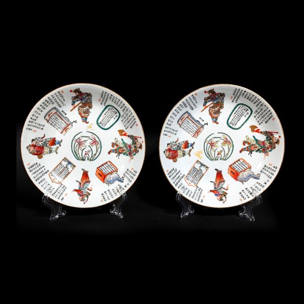Coppia di piatti in porcellana policroma raffiguranti guerrieri con iscrizioni, Cina, Dinastia Qing, epoca Guangxu (1875-1908)
