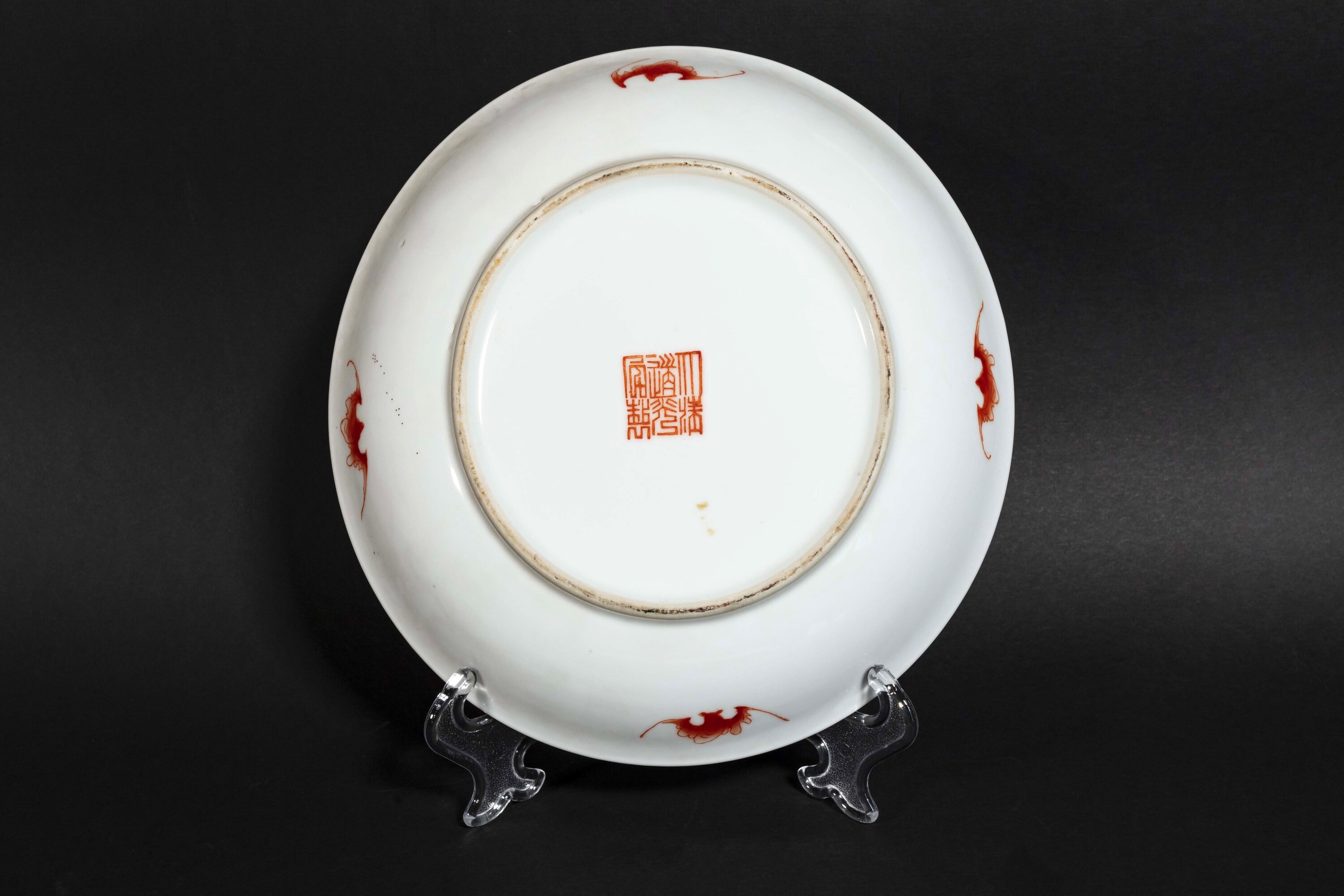 Cina, coppia di piatti in porcellana policroma con guerrieri e iscrizioni, Dinastia Qing (epoca G...