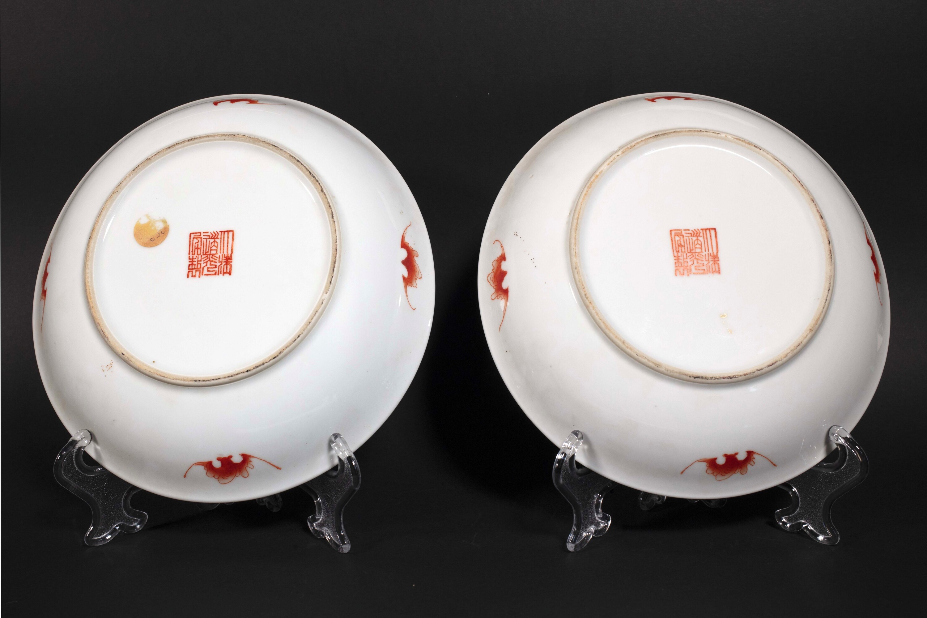 Cina, coppia di piatti in porcellana policroma con guerrieri e iscrizioni, Dinastia Qing (epoca G...