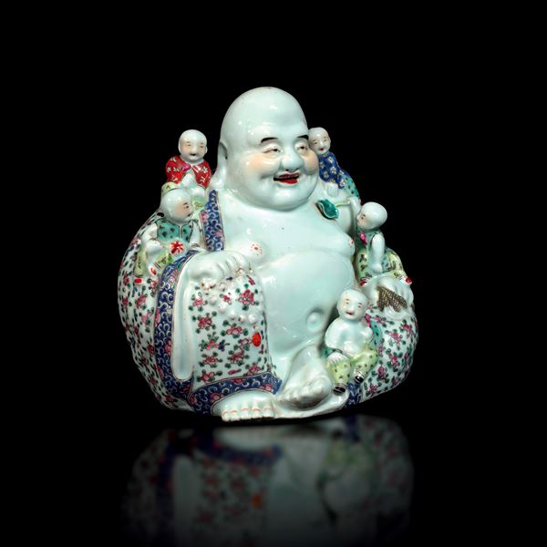 Figura di Budai con bambini in porcellana policroma, decori a motivi floreali, Cina, Dinastia Qing, XIX secolo