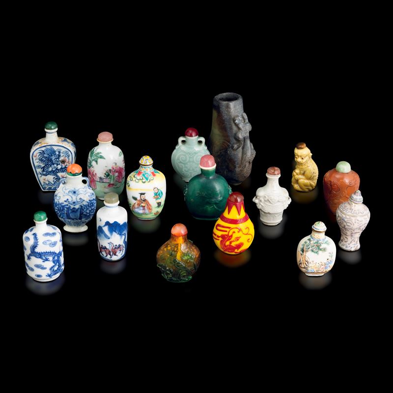 Lotto composto da 16 snuff bottle in porcellana e pietre dure, Cina, XIX e XX secolo  - Asta Fine Asian Works of Art - Cambi Casa d'Aste