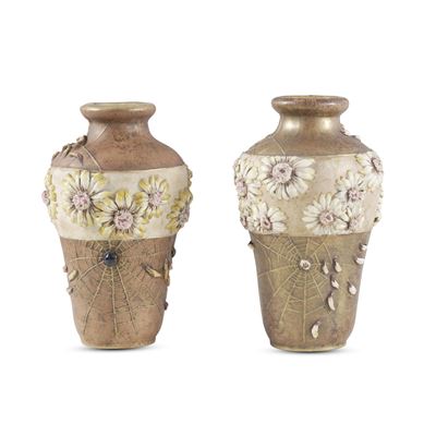 Fratelli Reissner e Alfred Stellmacher, Coppia di vasi ad anfora in porcellana “Amphora”