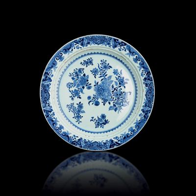 Grande Piatto in Porcellana Bianca e Blu con Decori a Motivi Floreali, Cina, Dinastia Qing, Epoca...