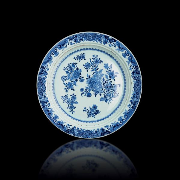 Grande piatto in porcellana bianca e blu con decori a motivi floreali, Cina, Dinastia Qing, epoca Qianlong (1736-1796)