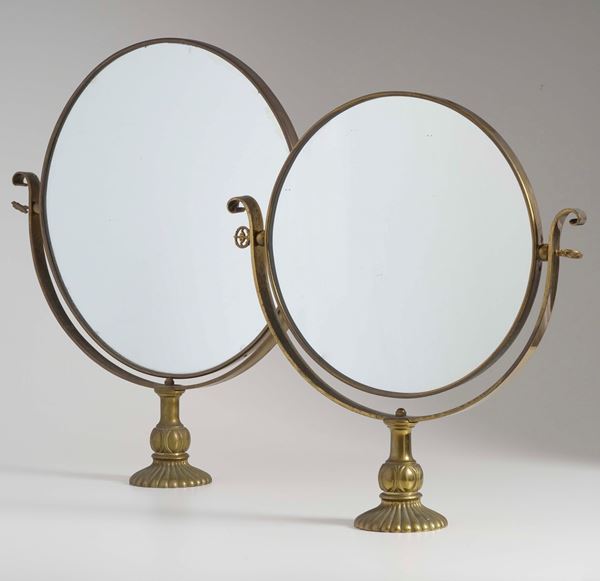 Due specchiere basculanti da tavolo in metallo dorato. XX secolo