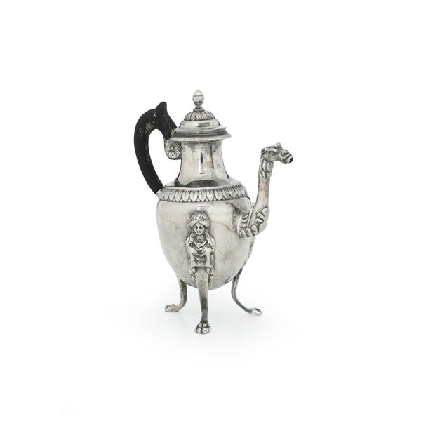 Caffettiera. Argenteria artistica italiana della prima metà del XX secolo. Marchi ad imitazione dell'argenteria antica romana