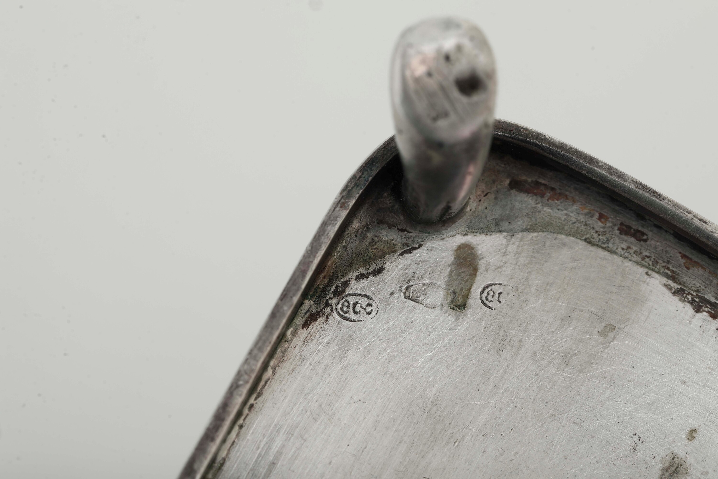 Quattro oliere, argento fuso sagomato con ampolle in vetro (arte dell’inizio–XX secolo)